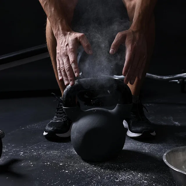 Hender over kettlebell